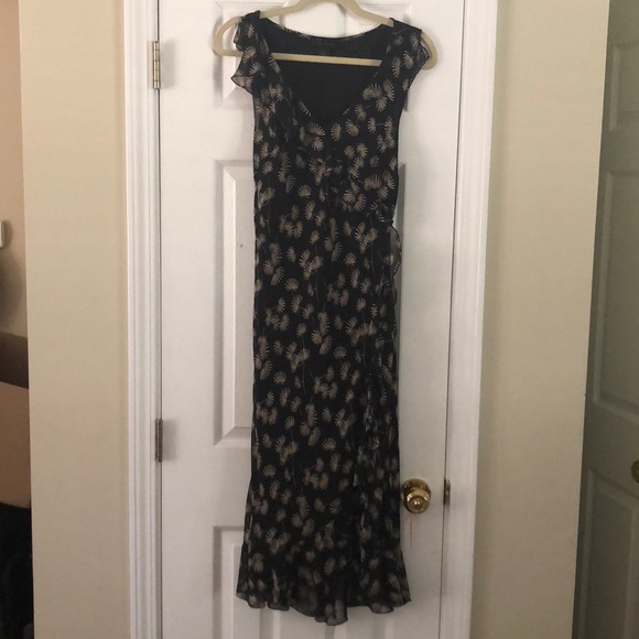 The Limited sz 8 Black ruffled dress - Picture 1 of 4